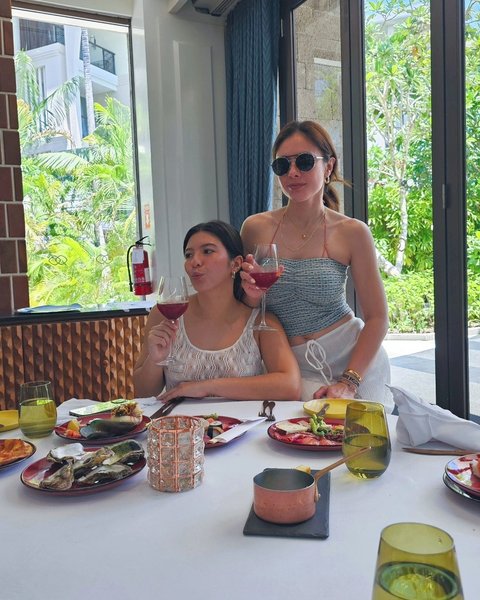 Showcasing Body Goals, 8 Hot Mama Wulan Guritno's Photos during Vacation in Bali with Her Children.
