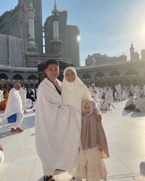 8 Photos of Acha Septriasa Performing Umrah with Family, Wearing Sandals in Front of the Ka'bah Draws Attention