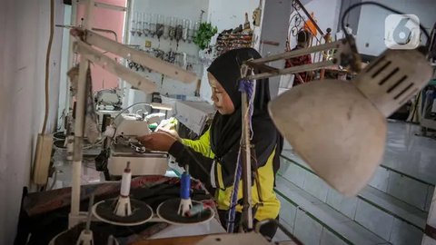 Pekerja menjahit pakaian yang diproduksi di salah satu industri konveksi rumahan di Kawasan Cipadu, Kota Tangerang, Banten, Selasa (9/1/2024). Pemerintah menyiapkan anggaran untuk subsidi bunga Kredit Usaha Rakyat (KUR) sebesar Rp47,78 triliun pada 2024.