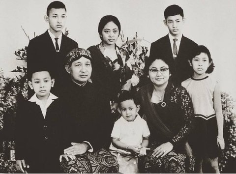 Jarang Tersorot, 8 Foto Kebersamaan Anak Presiden Soeharto Yang Hangat Sampai Kakek Nenek