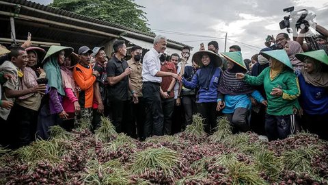 FOTO: Momen Ganjar Dengar Curhatan Petani Bawang Merah di Brebes