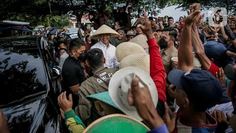 FOTO: Momen Ganjar Dengar Curhatan Petani Bawang Merah di Brebes