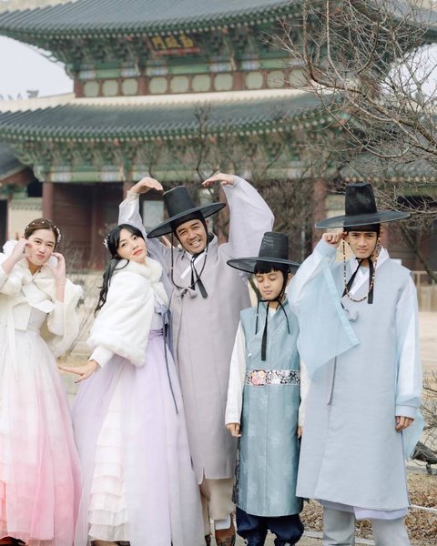 Good Looking Semua, Potret Hesti Purwadinata Liburan di Korea Selatan, Vibes ala Keluarga Kerajaan saat Pakai Hanbok