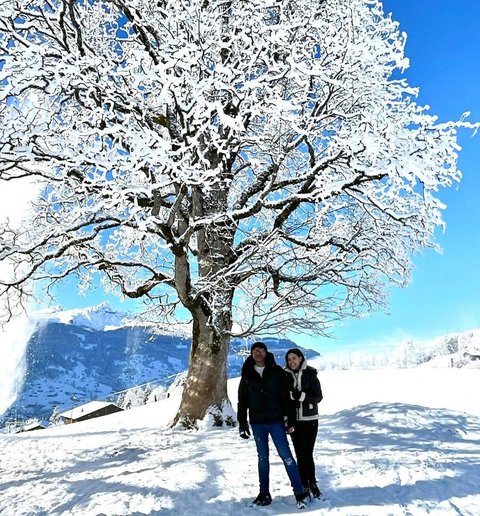 Foto-foto Keseruan Sammy Simorangkir dan Keluarga Liburan di Swiss, Romantis Bareng Sang Istri