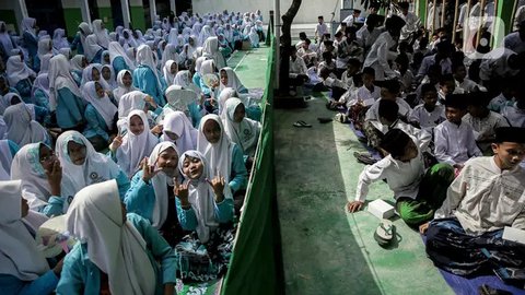 FOTO: Sambangi Ponpes di Tegal, Ganjar Ingatkan Santri untuk Wujudkan Cita-Cita