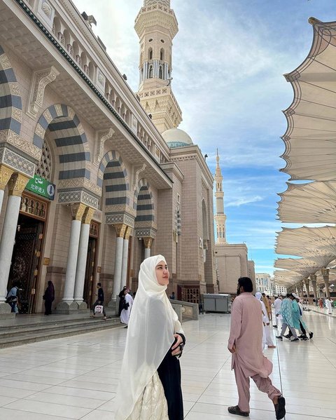 Tampil Memesona Mengenakan Hijab, Intip Potret Aaliyah Massaid Jalani Ibadah Umrah di Tanah Suci