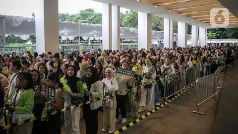 FOTO: Penuh Antusias, Ribuan Penggemar NCT 127 Padati Hall Indonesia Arena