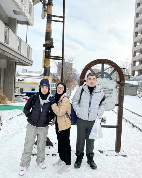 Potret Keluarga Good Looking Lyra Virna Liburan ke Jepang, Seru Ungkap Perjuangan Ajak Balita
