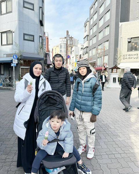 Potret Keluarga Good Looking Lyra Virna Liburan ke Jepang, Seru Ungkap Perjuangan Ajak Balita