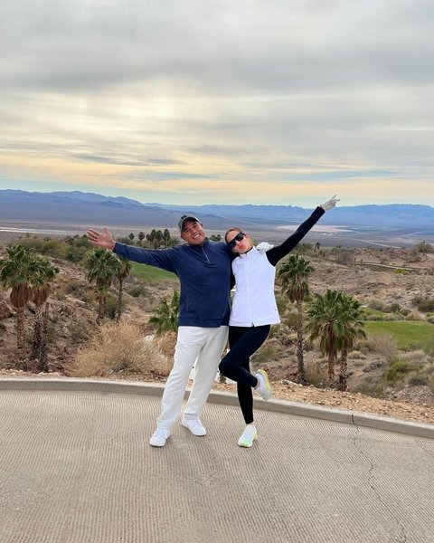 Seru Abis! Potret Nia Ramadhani & Ardi Bakrie Main Golf di Amerika dengan Pemandangan Super Cantik<br>