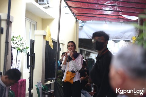 8 Pictures of Maxime Bouttier's Home Atmosphere when His Mother Passed Away, Luna Maya Sharing Coffee with the Mourners