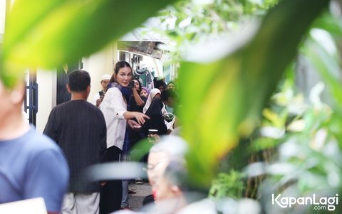 8 Pictures of Maxime Bouttier's Home Atmosphere when His Mother Passed Away, Luna Maya Sharing Coffee with the Mourners
