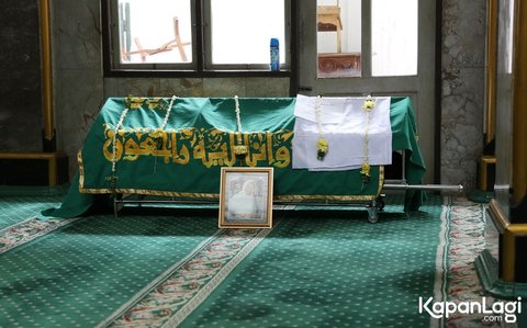 Detik-detik Maxime Bouttier Antar Jenazah Sang Ibunda ke Masjid Sebelum Dimakamkan, Luna Maya Setia Menemani