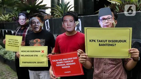 FOTO: Kritik Tak Kunjung Menangkap Harun Masiku, Aktivis ICW Kirim Kue Tar Ulang Tahun ke KPK