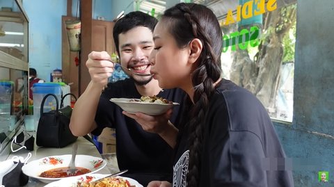 Portrait of 10 `Sultan` Artists Eating at Warteg, Raffi Ahmad is Teased: Try Asking His Wife if She Wants to Come?