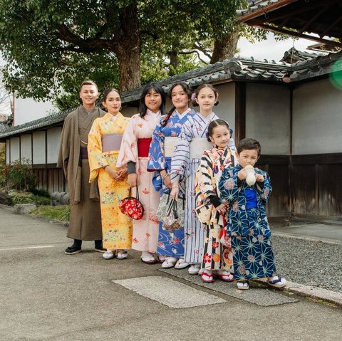 8 Photos of Andhika Pratama and Ussy Family in Matching Kimonos While on Vacation in Japan