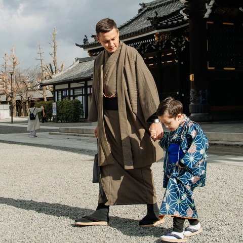 8 Photos of Andhika Pratama and Ussy Family in Matching Kimonos While on Vacation in Japan