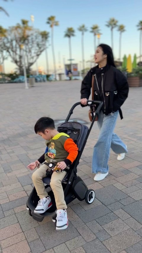 Ditegur Kritik Terkait Penggunaan Stroller oleh Anak, Sandra Dewi Berikan Respons Sambil Berkeliling di Los Angeles