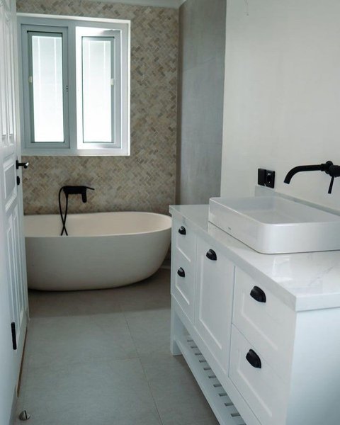 Kamar mandi Yenny berdesain modern dan sudah dilengkapi dengan bathup.