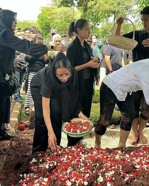 Potret Haru Putri Cantik Dede Yusuf Menangis di Makam Sang Kekasih yang Meninggal di Usia Muda