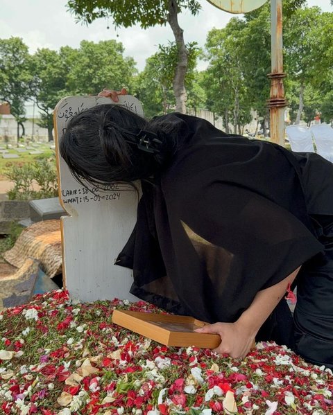 Potret Haru Putri Cantik Dede Yusuf Menangis di Makam Sang Kekasih yang Meninggal di Usia Muda