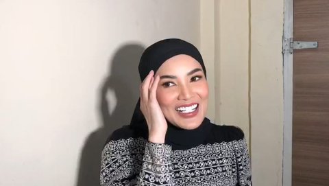 Pulang Umrah, ini 10 Potret Terbaru Nindy Ayunda Pakai Hijab Bikin Kaget Rekan Seleb: Cantik Amat!