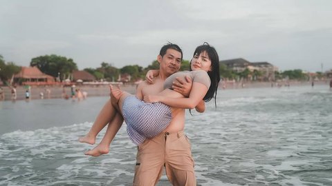 Tajir Melintir Jalani Bisnis Pertambangan, Potret Ko Apex Disorot Usai Foto-foto Mesra di Pantai dengan Dinar Candy Viral