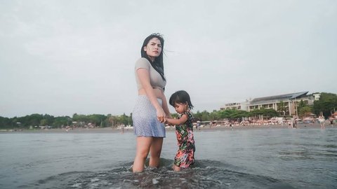 Deretan Foto-foto Kedekatan Dinar Candy dengan Anak-anak Ko Apex yang Jadi Sorotan
