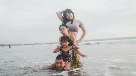 Deretan Foto-foto Kedekatan Dinar Candy dengan Anak-anak Ko Apex yang Jadi Sorotan