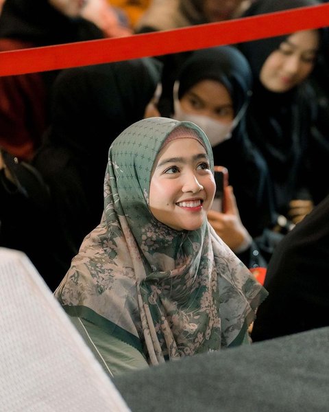 10 Potret Cantik Febby Rastanty Tampil Berhijab saat Hadiri Acara Kajian, Penampilannya Bikin Adem