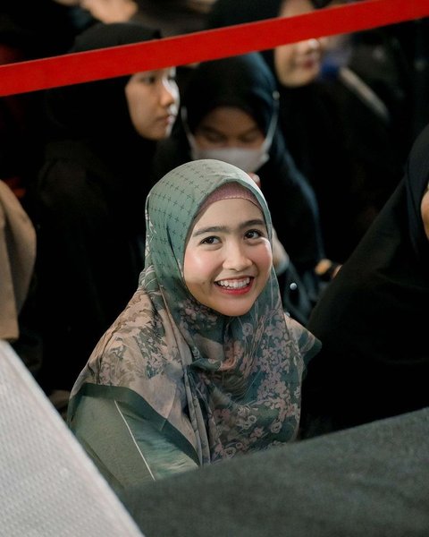 10 Potret Cantik Febby Rastanty Tampil Berhijab saat Hadiri Acara Kajian, Penampilannya Bikin Adem