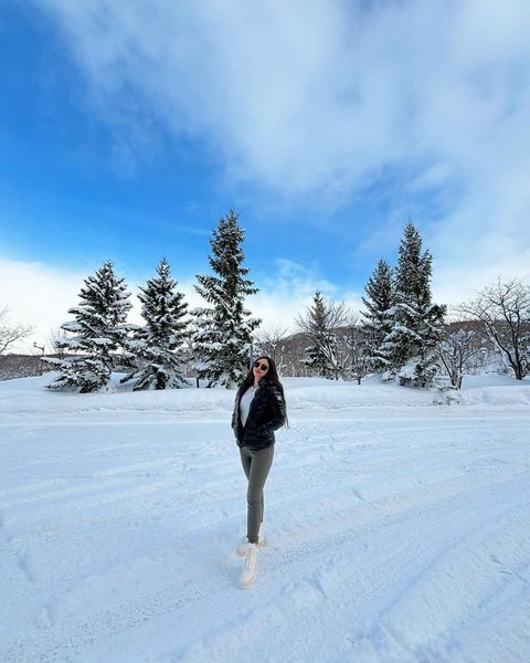 Asyik Main Salju hingga Ski, Berikut 8 Potret Aura Kasih Pertama Kali Ajak Putrinya Liburan ke Jepang