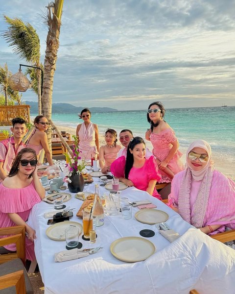 Seru Banget, Potret Titi Kamal Rayakan Ultah Bareng Bestie di Pinggir Pantai<br>