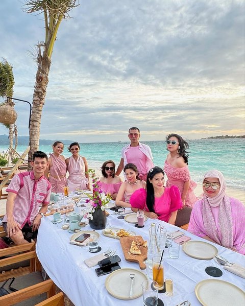 Seru Banget, Potret Titi Kamal Rayakan Ultah Bareng Bestie di Pinggir Pantai