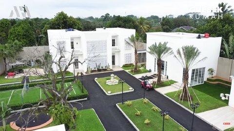 Mewah & Super Luas, Potret Rumah Baru Ustaz Solmed yang Dilengkapi Home Theater Hingga Pom Bensin Pribadi