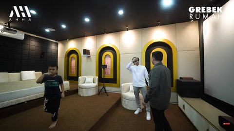 Mewah & Super Luas, Potret Rumah Baru Ustaz Solmed yang Dilengkapi Home Theater Hingga Pom Bensin Pribadi