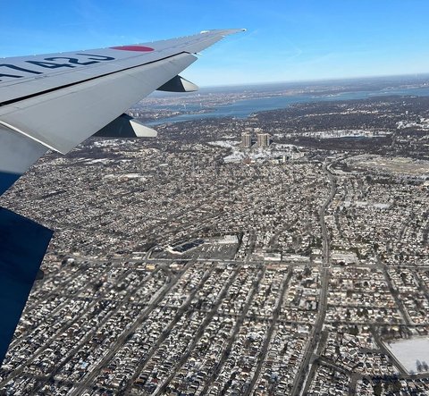 7 Potret Dewa Budjana Liburan ke New York Bersama Keluarga, Sekaligus Rayakan Ultah Sang Istri