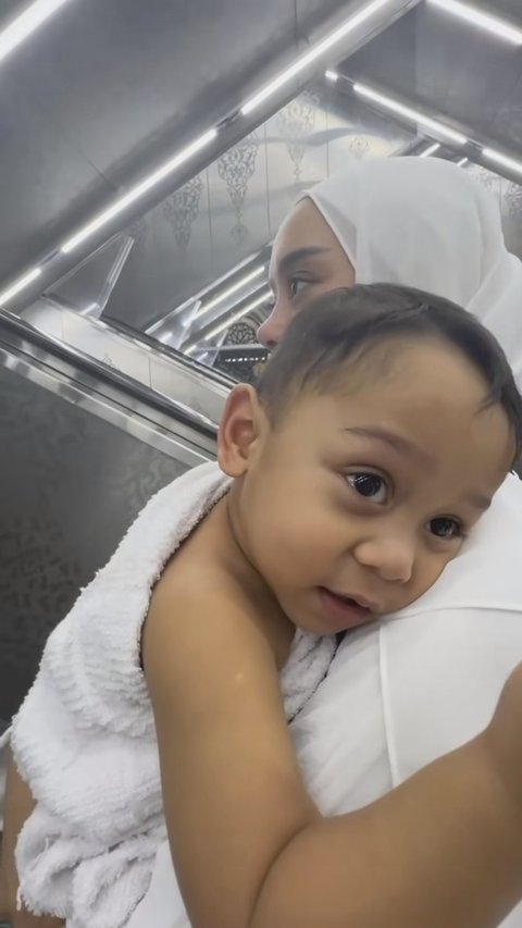 Cute Banget! Potret Levian Anak Lesti dan Rizky Billar saat Ikut Ibadah Umrah, Kenakan Pakaian Ihram