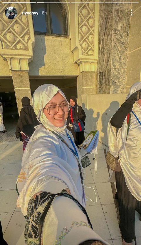 Potret Riang Cahya Adik Happy Asmara Tampil Berhijab saat Umrah, Tak Kalah Cantik dari Sang Kakak