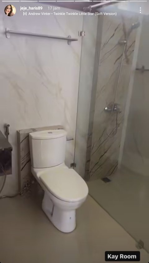Kamar ini punya kamar mandi  dalam kamar yang didominasi warna putih