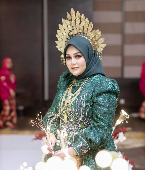 Tak Kalah Cantik dari Calon Menantu, Potret Menawan Calon Ibu Mertua Putri Isnari di Acara Hantaran Uang Panai