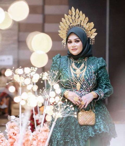 Tak Kalah Cantik dari Calon Menantu, Potret Menawan Calon Ibu Mertua Putri Isnari di Acara Hantaran Uang Panai