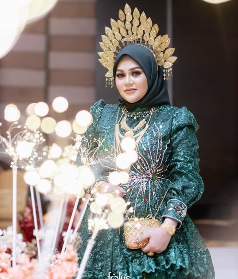 Tak Kalah Cantik dari Calon Menantu, Potret Menawan Calon Ibu Mertua Putri Isnari di Acara Hantaran Uang Panai