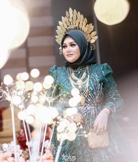 Tak Kalah Cantik dari Calon Menantu, Potret Menawan Calon Ibu Mertua Putri Isnari di Acara Hantaran Uang Panai