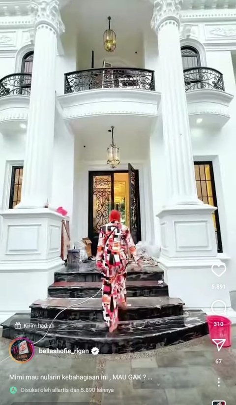 Rumah tersebut megah sekali bak istana. Warnanya didominasi dengan warna putih.