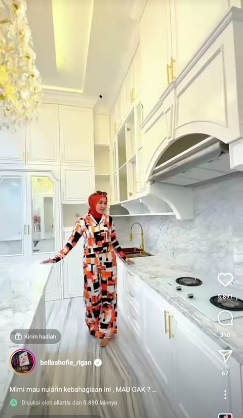 Kitchen Bella Shofie has a white nuance. The floor is made of marble and there is a kitchen island.