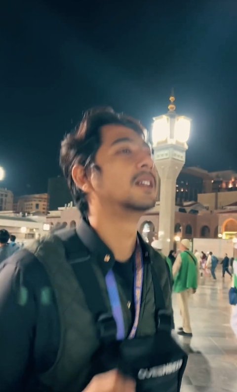 End of Love Bond, Here are 8 Photos of Arya Saloka's Umrah Without Putri Anne