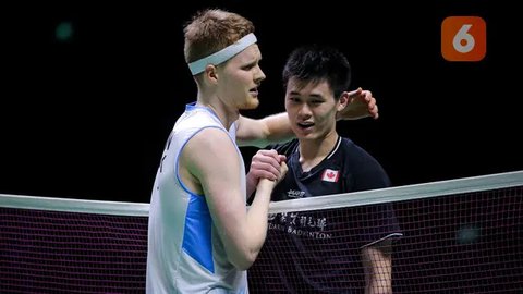 Pebulutangkis tunggal putra Denmark, Anders Antonsen (kiri) bersalaman dengan pebulutangkis tunggal putra Kanada, Brian Yang usai laga final.<br>(Foto Bola.com / Bagaskara Lazuardi)<br>