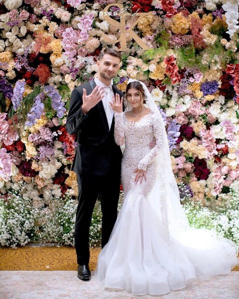 Cantik Bak Princess, Potret Sarah Keihl Tampil Pakai Gaun Putih di Hari Pernikahannya