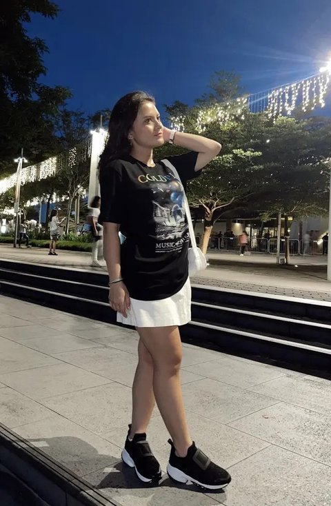Marsha Aruan appeared with a black Coldplay t-shirt and a white mini skirt.